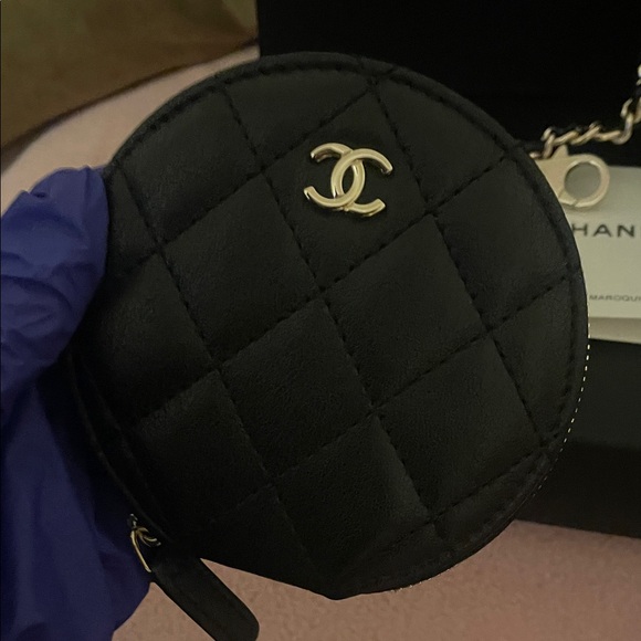CHANEL Beaute VIP Black Quilted AirPod/wallet set - Picture 3 of 17